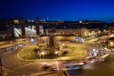 Barcelona 'daki Plaza Espaa gece bulanık efekt ve uzun pozlama ile fotoğraflandı.