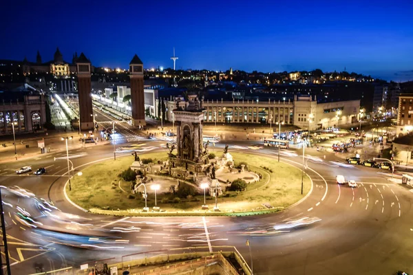Barcelona 'daki Plaza Espaa gece bulanık efekt ve uzun pozlama ile fotoğraflandı.