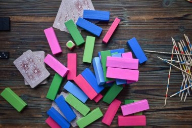 Çeşitli eski ve renkli tahta oyunları.