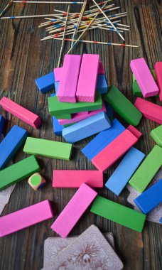 Çeşitli eski ve renkli tahta oyunları.