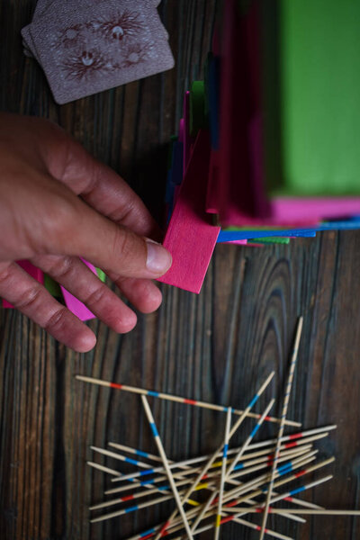 Различные старые и красочные настольные игры.