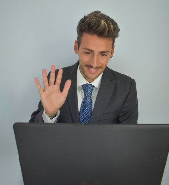 Bilgisayarda çalışan takım elbiseli iş adamı.