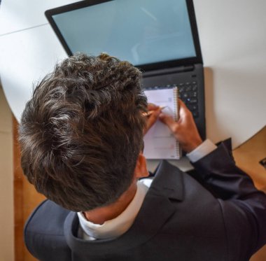 Bilgisayarda çalışan takım elbiseli iş adamı.