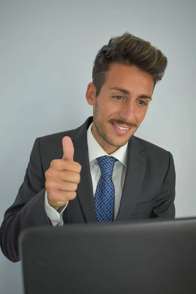 Homem Negócios Terno Trabalhando Computador — Fotografia de Stock