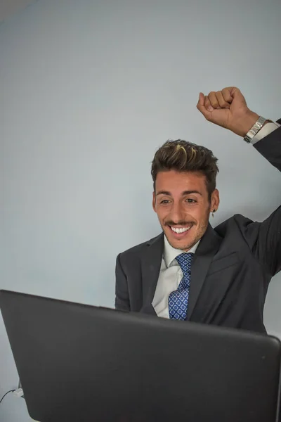 Homem Negócios Terno Trabalhando Computador — Fotografia de Stock