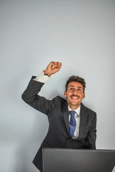 Homem Negócios Terno Trabalhando Computador — Fotografia de Stock