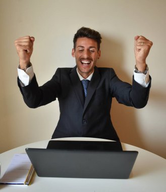 Bilgisayarda çalışan takım elbiseli iş adamı.