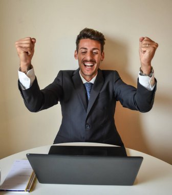 Bilgisayarda çalışan takım elbiseli iş adamı.