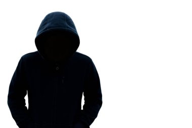 Kapüşonlu bir adam yüzünü göremez. Beyaz bir arkaplanda, sağ tarafta metin veya tasarım için boş bir alan ile karanlıkta tehlike