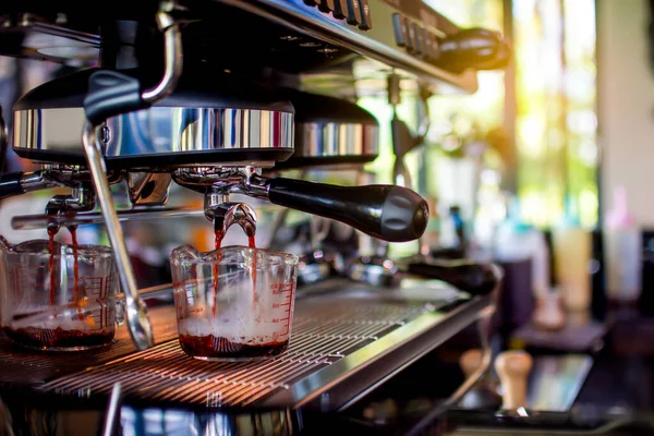 Utvinning Kaffe Från Professionell Kaffemaskin Kaféet Morgonen — Stockfoto