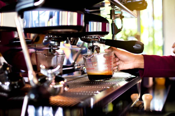 직원들이 아침에 커피숍에서 머신에서 커피를 추출하고 있습니다 — 스톡 사진