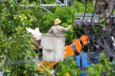 Elektrik işçileri, yüksek voltaj hattının bakımı ve bakımı için teleferiğin üzerinde duruyorlar. Nonthaburi Eyaleti, Tayland, Tarih 06-08-2020
