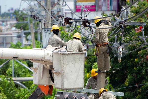 Funcionarios Electricidad Mantienen Líneas Eléctricas Alto Voltaje Polos Eléctricos Peligrosos —  Fotos de Stock