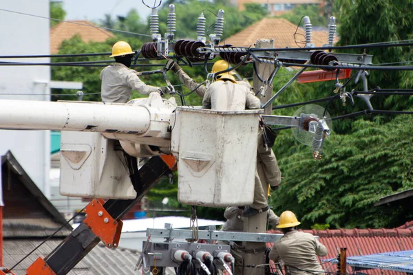 Trabajadores Electricidad Abordando Teleférico Para Mantenimiento Mantenimiento Del Sistema Línea —  Fotos de Stock