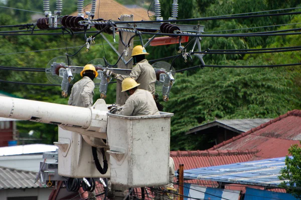 Los Trabajadores Electricidad Están Teleférico Para Mantenimiento Mantenimiento Del Sistema —  Fotos de Stock