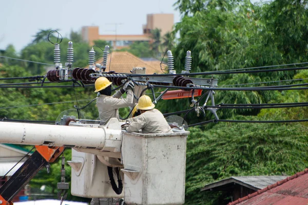 Los Trabajadores Electricidad Están Teleférico Para Mantenimiento Mantenimiento Del Sistema —  Fotos de Stock