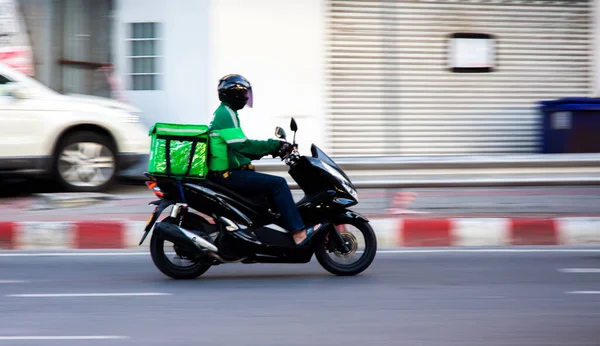 Motosiklet Sürücüsü Internetten Yemek Sipariş Eden Müşterilere Yemek Götürmek Için Telifsiz Stok Imajlar