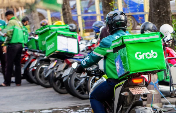 GrabFood çalışanları, 31 Ağustos 2020 'de online, Bangkok, Tayland' da sipariş veren müşterilere yemek götürmek için motosiklet kullanıyor..