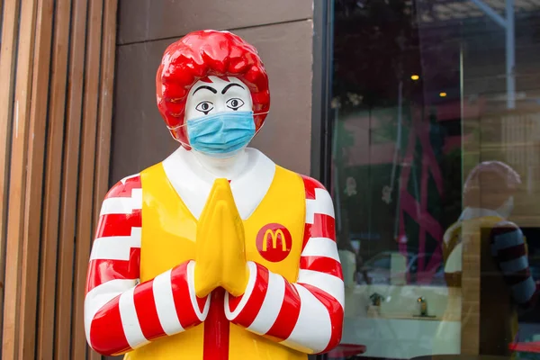 Ronald Mcdonald Palyaço Fast Food Dükkanının Maskotu Mağazanın Önünde Tıbbi Stok Fotoğraf
