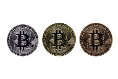 Beyaz arka planda üç bitcoin gümüş, altın ve bronz.