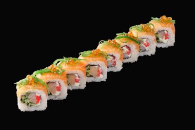 Somon balıklı suşi, Philadelphia peyniri, kırmızı havyar, levrek, salatalık, tobiko havyar, siyah üzerine izole edilmiş chuka.