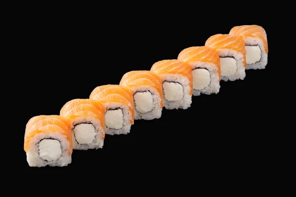 Rotolo Sushi Con Salmone Formaggio Philadelphia Isolato Nero — Foto Stock
