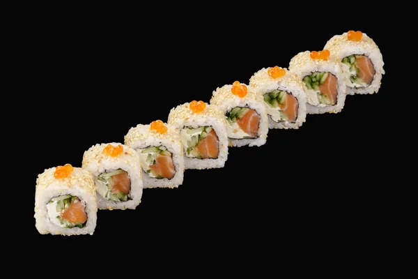 寿司卷与鲑鱼 费城奶酪 红鱼子酱 芝麻分离在黑色 — 图库照片