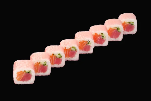 寿司ロールにサーモン マグロ キュウリ 大豆紙 黒で隔離されたうなぎソース — ストック写真
