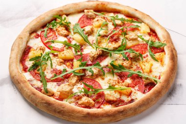 Tavuk fileto, konserve ananas, mozzarella, domates sosu ve roka soslu Hawaii pizzası.