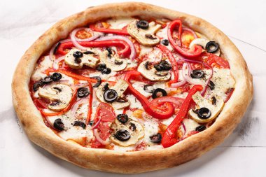 Mantar, dolma biber, zeytin, Kırım soğanı, domates soslu İtalyan sebze pizzası.