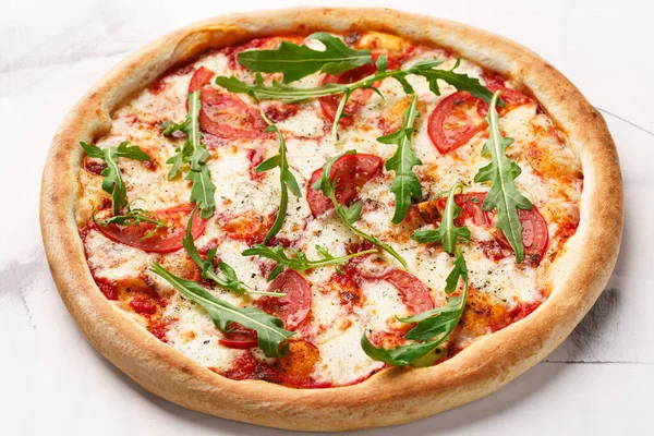 Italiensk Pizza Med Tomater Ost Ruccola Och Tomatsås — Stockfoto