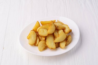 Beyaz tabakta kızarmış patates.