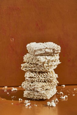 Kule şeklinde altı parça Asya eriştesi. kahverengi arka plan. Ramen.                