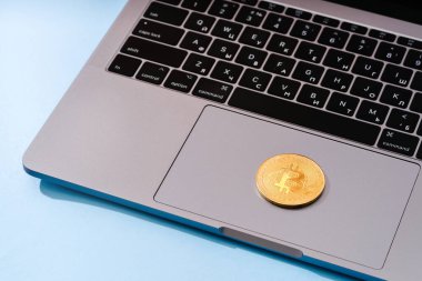 Dizüstü bilgisayarda Bitcoin sembolü, gelecekteki konsept finansal para birimi, kripto para birimi işareti