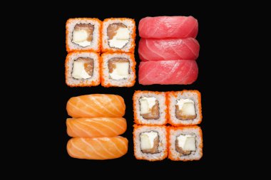 Kaliforniya usulü suşi hazır, nigiri somon, nigiri ton balığı. Siyah arkaplanda izole