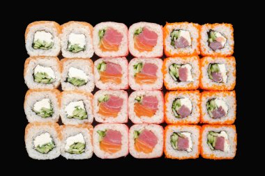 Somon, salatalık, ton balığı, Philadelphia peyniri, masago havyarı, tobiko havyarı, soya kağıdı, unagi sosu. Siyah arkaplanda izole