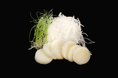 Deniz tarağı sashimi, daikon, mikroyeşil. Japon yemeği. Siyah arkaplanda izole