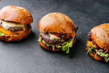 Tahta masada taze, lezzetli, bedava hamburgerler. Boşluğu kopyala