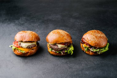 Tahta masada taze, lezzetli, bedava hamburgerler. Boşluğu kopyala