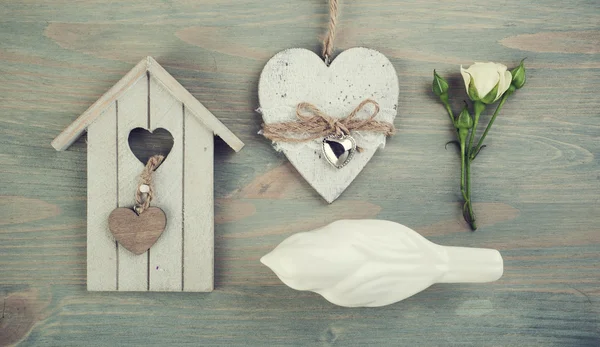 Gaiola de madeira, pássaro, rosa, coração . — Fotografia de Stock