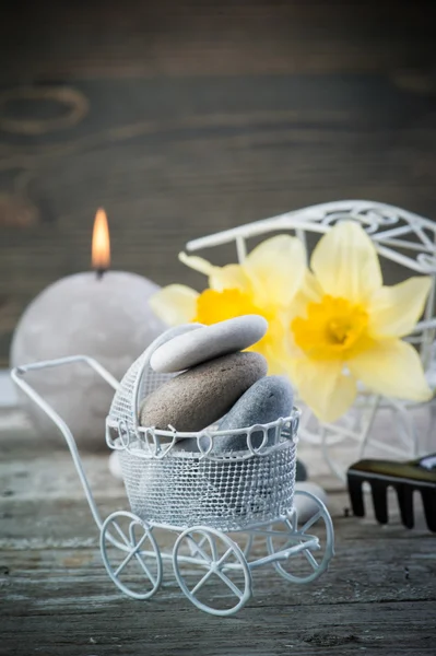 Balancieren zwischen Kieselsteinen und gelben Blumen — Stockfoto