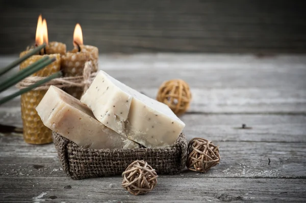 Naturalnych oliwek mydła i miód świece — Zdjęcie stockowe
