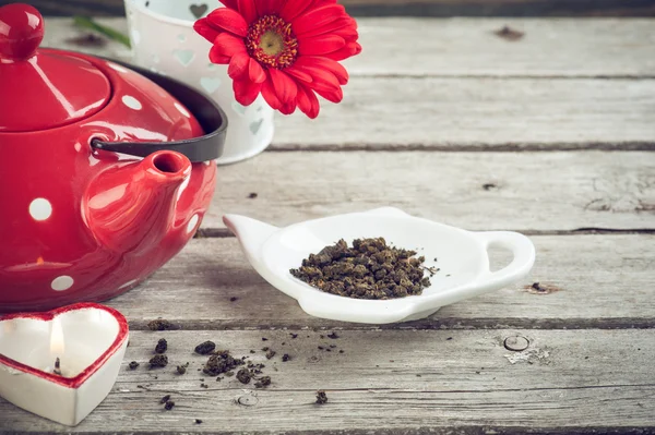 Maceta de té rojo con lunares, hojas de té —  Fotos de Stock