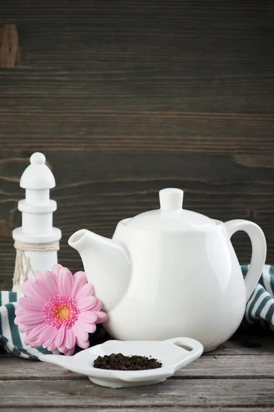 Grüner Tee, weiße Teekanne — Stockfoto