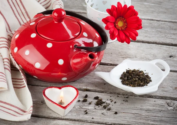 Polka dot red tea pot, tea leaves — Stock Photo, Image