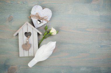 Ahşap kuş kafesi, kuş, gül, kalp.