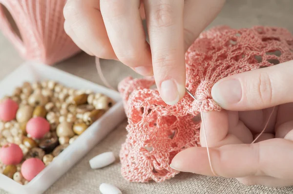 Kvinnliga händer med rosa stickning — Stockfoto