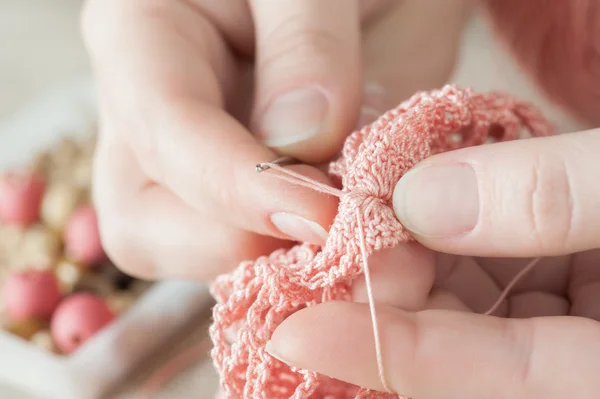 Kvinnliga händer med rosa stickning — Stockfoto