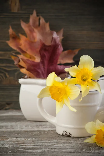 Fiori gialli in vaso sul tavolo di legno — Foto Stock