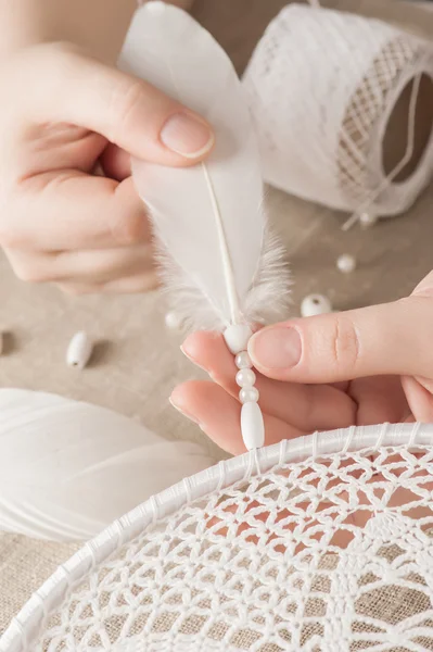 Manos femeninas con atrapasueños blanco — Foto de Stock